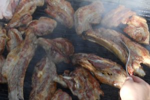 Costite de porc la gratar cu mujdei de usturoi si iaurt
