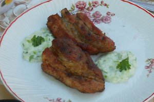 Costite de porc la gratar cu mujdei de usturoi si iaurt
