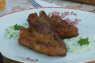 Costite de porc la gratar cu mujdei de usturoi si iaurt
