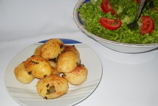 Cartofi noi rumeni cu usturoi verde