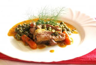 Mancare de mazare cu coaste pe porc proaspete si mini-carote