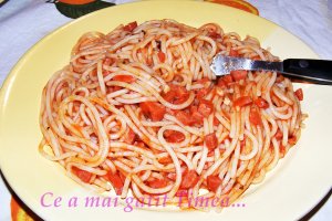 Spaghete cu sunca si sos de rosii