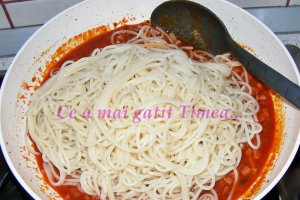 Spaghete cu sunca si sos de rosii