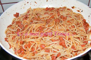 Spaghete cu sunca si sos de rosii