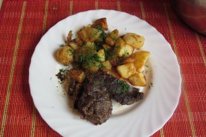 Ficat de vitel la gratar cu cartofi noi