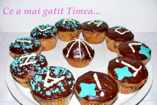 Muffins cu strugurei si glazura de ciocolata
