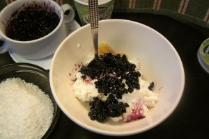 Branzica cremoasa cu dulceata de afine si nuca de cocos