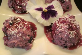 Branzica cremoasa cu dulceata de afine si nuca de cocos