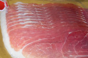 Rinichi in prosciutto cu ceapa rosie .