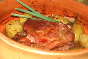 Pulpa de curcan  impanata cu usturoi verde si garnitura de cartofi noi