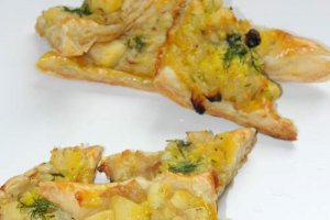 Triunghiuri aperitiv cu mere si ceapa