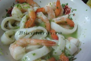 Creveti si calamari cu vin si usturoi