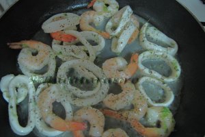 Creveti si calamari cu vin si usturoi
