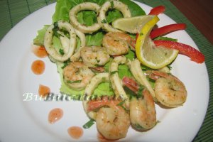Creveti si calamari cu vin si usturoi