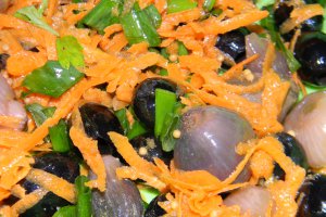 Salata cu hering afumat, ceapa murata si cartofi noi
