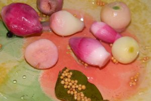 Salata cu hering afumat, ceapa murata si cartofi noi
