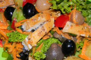 Salata cu hering afumat, ceapa murata si cartofi noi
