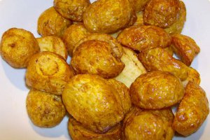 Cartofi noi cu feta si marar la cuptor
