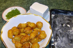 Cartofi noi cu feta si marar la cuptor