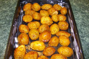 Cartofi noi cu feta si marar la cuptor