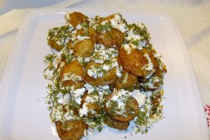 Cartofi noi cu feta si marar la cuptor