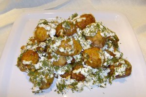 Cartofi noi cu feta si marar la cuptor