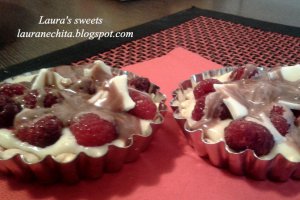 Mini tarte cu crema de vanilie si zmeura
