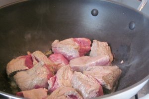 Bucatele de vita cu ciuperci si cartofi