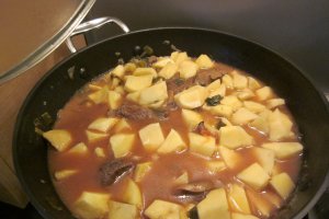 Bucatele de vita cu ciuperci si cartofi