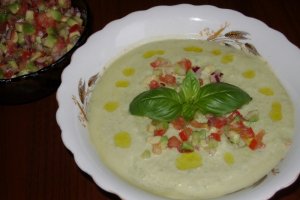 Supa rece de castravete cu avocado