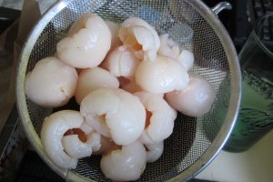 Negresa cu fructe de litchi