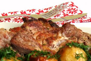 Ceafa de porc la gratar cu garnitura de cartofi noi