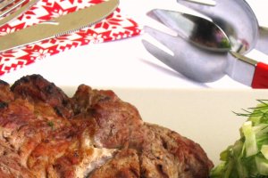 Ceafa de porc la gratar cu garnitura de cartofi noi