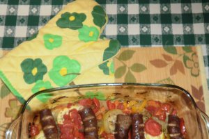 Legume la cuptor cu carnati de casa