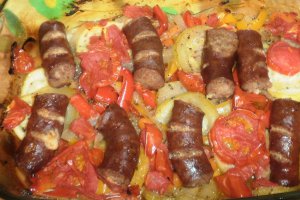 Legume la cuptor cu carnati de casa