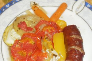 Legume la cuptor cu carnati de casa