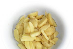 Cartofi noi cu usturoi la cuptor