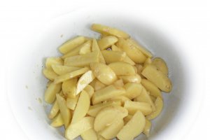 Cartofi noi cu usturoi la cuptor