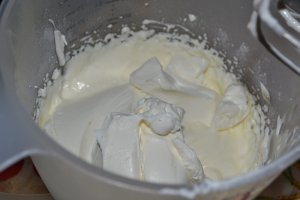 Tort cu crema mascarpone si piure de piersici