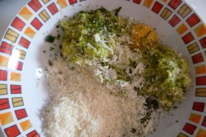 Chiftelute de zucchini cu sos de smantana si marar