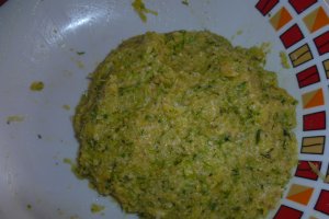 Chiftelute de zucchini cu sos de smantana si marar