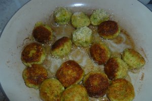 Chiftelute de zucchini cu sos de smantana si marar