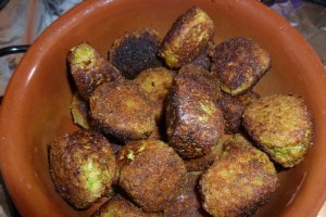 Chiftelute de zucchini cu sos de smantana si marar