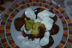 Chiftelute de zucchini cu sos de smantana si marar