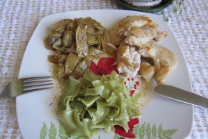 File de pui cu fasole verde si tagilatele cu spanac