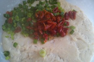 Paine cu rosii deshidratate si ceapa verde