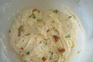 Paine cu rosii deshidratate si ceapa verde