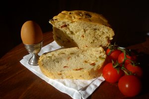 Paine cu rosii deshidratate si ceapa verde