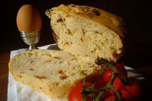 Paine cu rosii deshidratate si ceapa verde