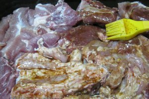 Friptura de porc la cuptor cu pasta de patrunjel verde si usturoi